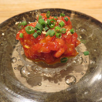 焼肉すどう 春吉 - ユッケ。 オシャレな銘々皿に盛っている気遣いが、接待・会食のシーンでは特に嬉しいですね。