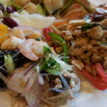 サイアムヘリテイジ東京 - 魚介と春雨のサラダ、ガパオ