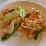 サイアムヘリテイジ東京 - 海老とキャベツの炒め物、パッタイ