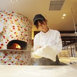 CIRCO - ピッツァは注文頂いてから、1枚1枚手で伸ばし、ピザ窯で焼き上げます。