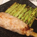 炭火串焼 初代バッジョ - にんにくの芽、つくね(塩)