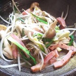 手打ちそば八轟 - 庄内あさつきとベーコン炒め