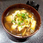 あや菜 - こんにゃく・ねぎ・油揚げ・たっぷりのキノコが入った汁物でシメ！ 七味唐辛子はもちろん、善光寺「八幡屋礒五郎」