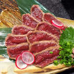 あや菜 - ルビーのような生肉の輝き！ 口に含むと、やわらかくミルキーな香りが感じられる