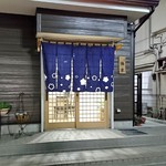 梅京 - ものすごく明るい店内