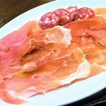 なかむら屋 - かなり上等な生ハムとサラミ　オリーブオイルと