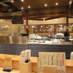 日本橋からり - 店の真ん中に調理スペースがあります