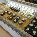 米家きゅうさん - サラダや肉じゃが他お惣菜も幾つかあり。