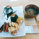 米家きゅうさん - まんぞくセットは６９０円。おむすび３個、きんぴらごぼう＆にんじん、唐揚げ３個、あおさ入りお味噌汁。