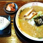 白馬童子 - 「しあわせラーメン」750円 無料おにぎり+キムチ