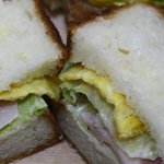 ベッカライ ビオブロート - トーストブロートで作ったサンドイッチ