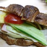 ベッカライ ビオブロート - クロワッサンで作ったサンドイッチ