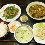 食楽 - Ｂ定食は、選べる料理２品に、ご飯とスープ、漬物、サラダ、ミニデザートまで付いて６５０円です