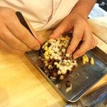 蓬左茶寮 - 蜂の巣調理中