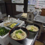 兵郷 - 製麺機の横で受け取りますね