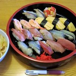 にぎり寿司セット（大もりうどん付）　880円