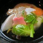 界 遠州 - お雑煮は、鰹出汁のお澄ましに、大根、人参、水菜（白菜）、椎茸などが入っていました。