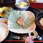 界 遠州 - 焼き魚は「鯛の幽庵焼き」。この他に、野菜の煮染め、香の物、水菓子（メロン）も付いていました。