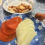 とんかつ　ボントン - お通しのナッツと漬物