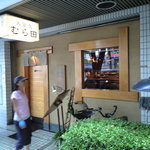 木目調の落ち着いた佇まい