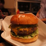 エー アンド ジーダイナー - アボカドチーズバーガー