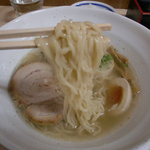 羅亜麺 魚金 - 麺　拡大