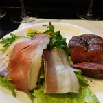 山猫軒 - イノシシスモークと、 キヌア入りインサラータヴェルデ、熟成見蘭牛のステーキ