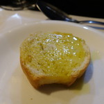 山猫軒 - 焼き上がりのイタリアパンで その場で作るガーリックトースト