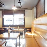 cafe OGU1 - 店内のテーブル席の風景です