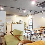 cafe OGU1 - 店内のテーブル席の風景です