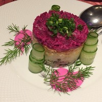 Russian Restaurant ROGOVSKI 銀座 - 毛皮のコートを着たニシン