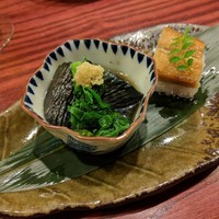 ゆうがた - お通し（茄子の煮浸し、穴子の棒寿司）