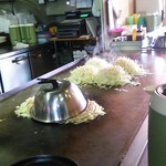 お好み焼き キミッツ - 蒸し焼き中(^^)