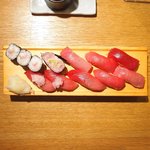 Itamae Sushi Hanare - 板前得まぐろにぎりセット 1000円 の赤身5貫、中とろ2貫、カマとろ1貫、ねぎとろ軍艦1貫、ねぎとろ細巻き