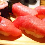 Itamae Sushi Hanare - 板前得まぐろにぎりセット 1000円 の赤身5貫、中とろ2貫、カマとろ1貫、ねぎとろ軍艦1貫、ねぎとろ細巻き