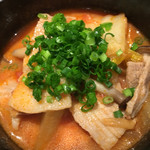 炭家 - トマト味ベースの肉豆腐