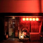 Issumboushi - 煌々と光る赤チョウチン。昭和の雰囲気を醸し出しています。