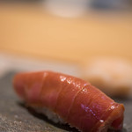 鮨 猪股 - 鮪（しび）、やゝ肥肉（あぶらみ）