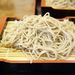 そば処 おく - そばを食べてみると、コシと香りが強くて美味しく、濃いめのつゆとも相性抜群！わさびの鼻に抜けるような香りがよく、スルスルとそばを完食しました。