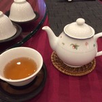 中国料理 桃花苑 - もれなく付いてくる烏龍茶。