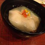 蓬左茶寮 - 【椀盛】海老真薯と生胡麻麩の薄氷仕立て