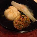 蓬左茶寮 - 【椀盛】海老真薯と生胡麻麩の薄氷仕立て