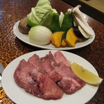 肉の米内 - 牛塩タン・焼野菜