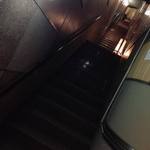 蓬左茶寮 - ビル入口から階段を見上げると灯籠が