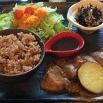 Waraku - Aランチ まぐろの頬肉ステーキ。中央の皿に入ったステーキソースが好い感じです。