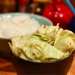 らーめん家 政 - キャベチャー（100円）とごはん（100円）
                                100円であふれんばかりの量のキャベチャー。そのままでも、ごはんにもラーメンにも合います。