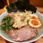 らーめん家 政 - ラーメン（630円） 中央にのせているのが「キャベチャー」です。この日は味付たまごもオン！