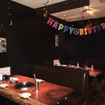 Daikanyama Sumibiyakiniku Sarugaku - 誕生日などの席の飾り付けも出来ます。