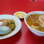 天龍 - 塩ラーメンと半中華丼のセット、￥800。