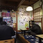 野村屋本店 - お店の壁には有名人の色紙がたくさん貼ってあります。